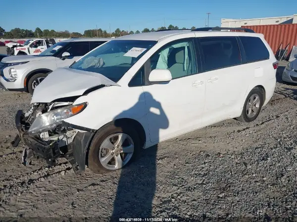 5TDKZ3DC7HS855386 2017 TOYOTA SIENNA - Image 2