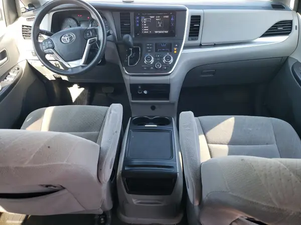 5TDKZ3DC7HS859762 2017 TOYOTA SIENNA - Image 8