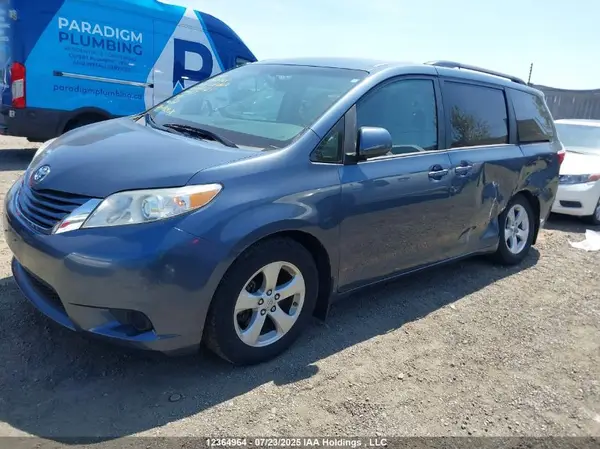 5TDKZ3DC7HS862323 2017 TOYOTA SIENNA - Image 2