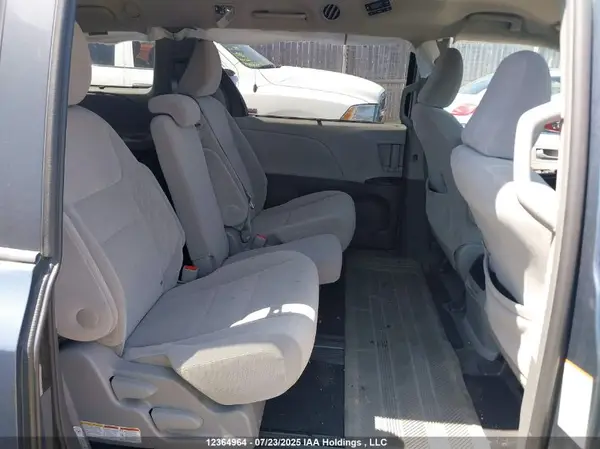 5TDKZ3DC7HS862323 2017 TOYOTA SIENNA - Image 8