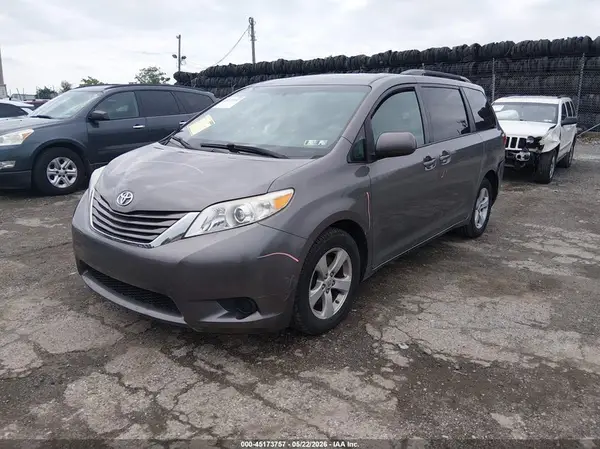 5TDKZ3DC7HS862449 2017 TOYOTA SIENNA - Image 2