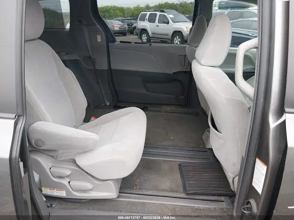 5TDKZ3DC7HS862449 2017 TOYOTA SIENNA - Image 8