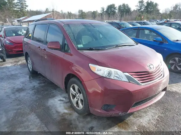 5TDKZ3DC7HS863682 2017 TOYOTA SIENNA - Image 1