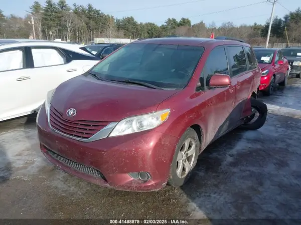 5TDKZ3DC7HS863682 2017 TOYOTA SIENNA - Image 2