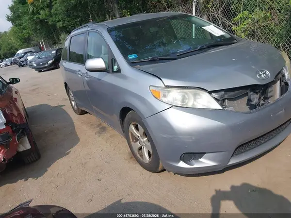 5TDKZ3DC7HS865335 2017 TOYOTA SIENNA - Image 1