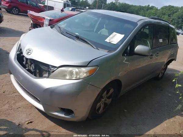 5TDKZ3DC7HS865335 2017 TOYOTA SIENNA - Image 2
