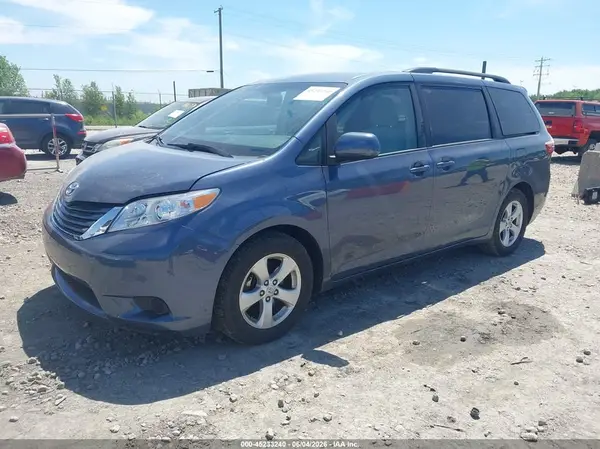 5TDKZ3DC7HS866985 2017 TOYOTA SIENNA - Image 2