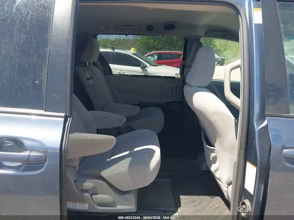5TDKZ3DC7HS866985 2017 TOYOTA SIENNA - Image 8