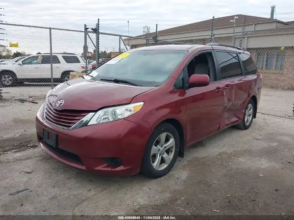 5TDKZ3DC7HS870230 2017 TOYOTA SIENNA - Image 2