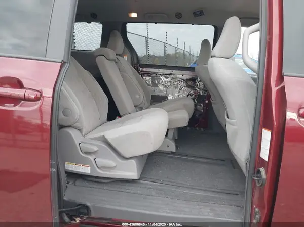5TDKZ3DC7HS870230 2017 TOYOTA SIENNA - Image 8