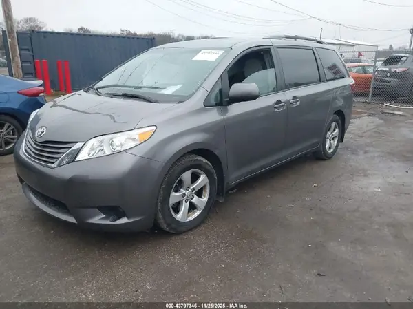5TDKZ3DC7HS872754 2017 TOYOTA SIENNA - Image 2