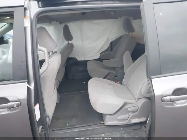5TDKZ3DC7HS872754 2017 TOYOTA SIENNA - Image 8