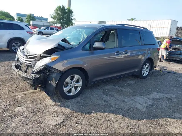 5TDKZ3DC7HS874178 2017 TOYOTA SIENNA - Image 2