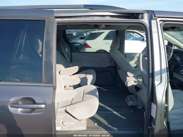 5TDKZ3DC7HS874178 2017 TOYOTA SIENNA - Image 8
