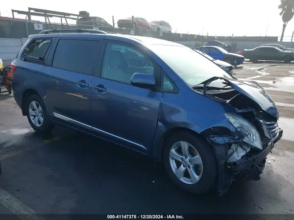 5TDKZ3DC7HS875279 2017 TOYOTA SIENNA - Image 1