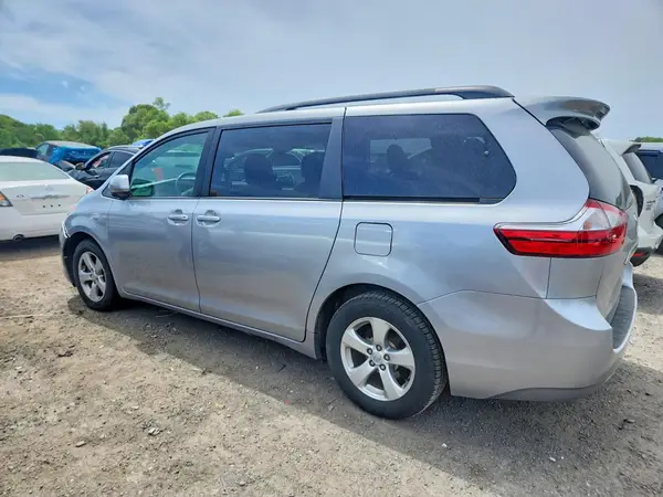 5TDKZ3DC7HS875654 2017 TOYOTA SIENNA - Image 2