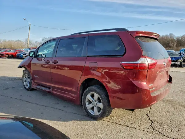 5TDKZ3DC7HS876447 2017 TOYOTA SIENNA - Image 2