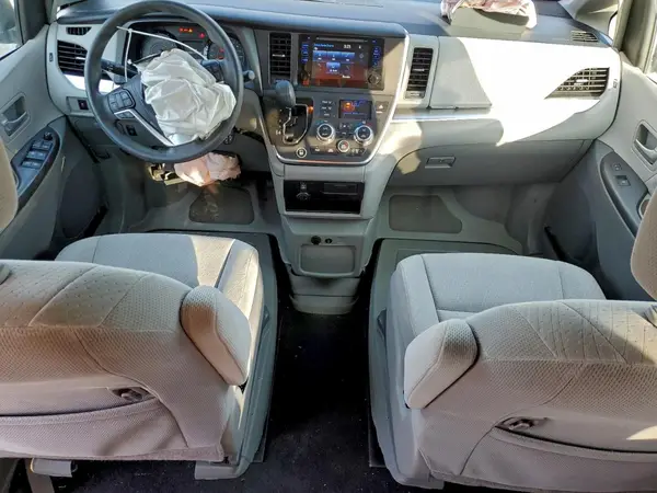 5TDKZ3DC7HS876447 2017 TOYOTA SIENNA - Image 8