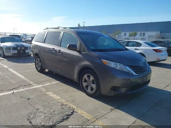 5TDKZ3DC7HS876450 2017 TOYOTA SIENNA - Image 1