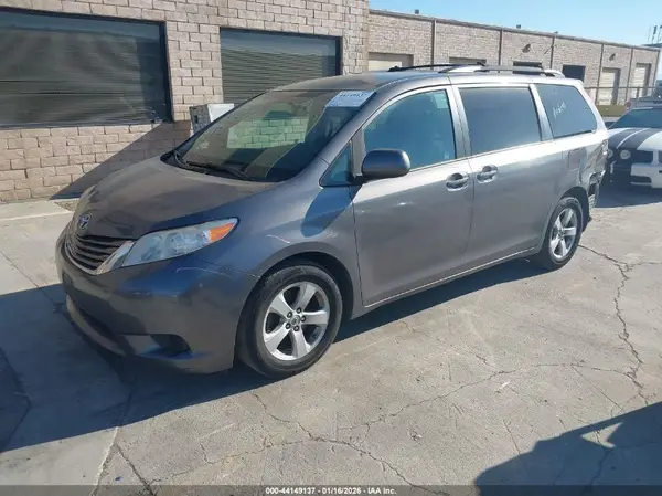 5TDKZ3DC7HS876450 2017 TOYOTA SIENNA - Image 2