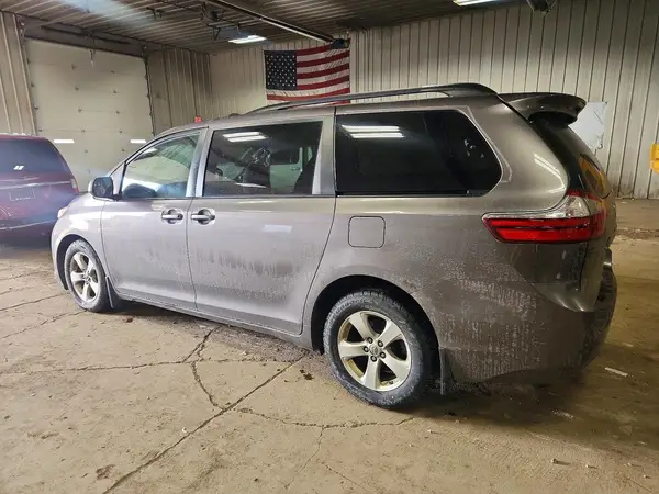 5TDKZ3DC7HS877355 2017 TOYOTA SIENNA - Image 2