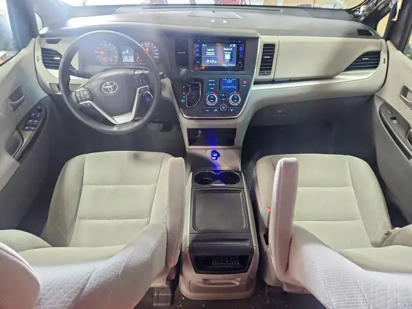 5TDKZ3DC7HS877355 2017 TOYOTA SIENNA - Image 8