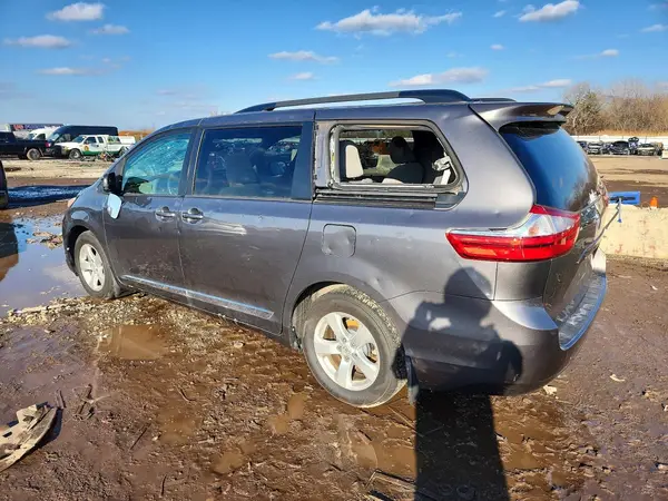 5TDKZ3DC7HS878196 2017 TOYOTA SIENNA - Image 2