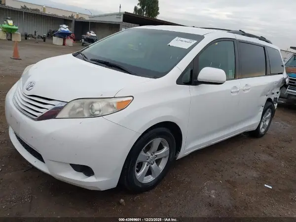 5TDKZ3DC7HS879199 2017 TOYOTA SIENNA - Image 2