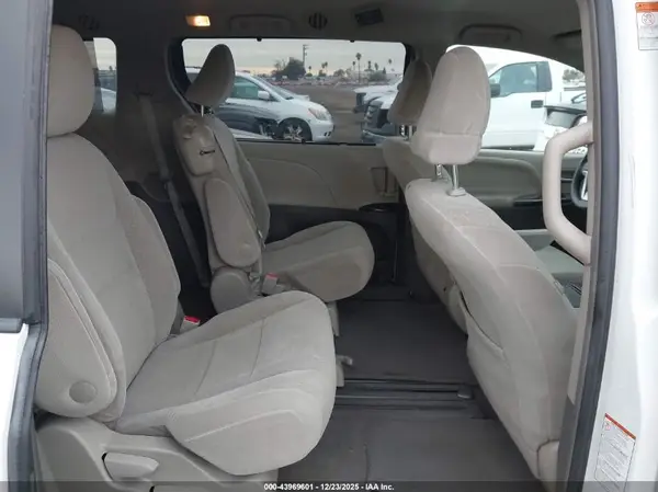 5TDKZ3DC7HS879199 2017 TOYOTA SIENNA - Image 8