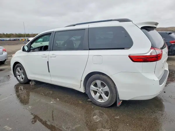 5TDKZ3DC7HS879803 2017 TOYOTA SIENNA - Image 2