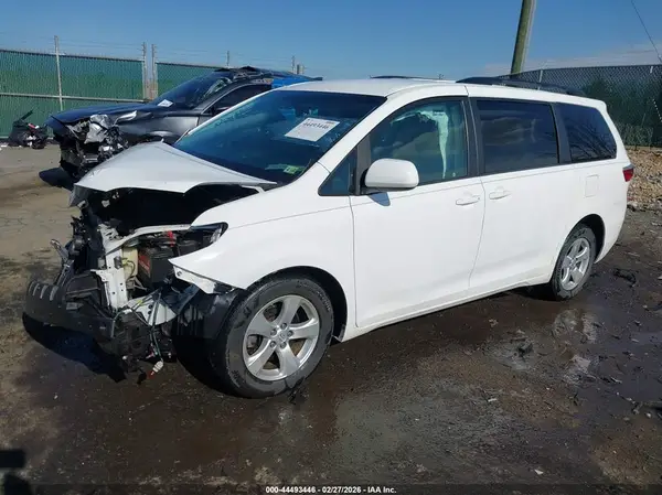 5TDKZ3DC7HS881390 2017 TOYOTA SIENNA - Image 2
