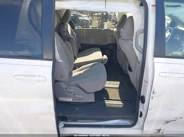 5TDKZ3DC7HS881390 2017 TOYOTA SIENNA - Image 8