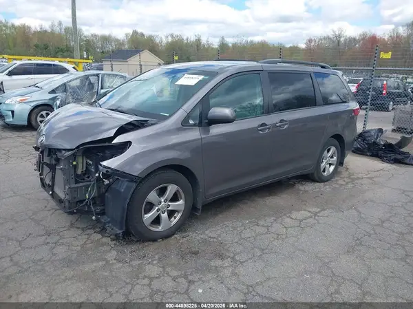 5TDKZ3DC7HS881907 2017 TOYOTA SIENNA - Image 2