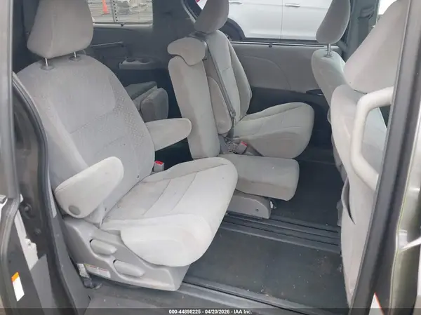 5TDKZ3DC7HS881907 2017 TOYOTA SIENNA - Image 8