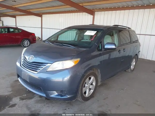 5TDKZ3DC7HS882183 2017 TOYOTA SIENNA - Image 2