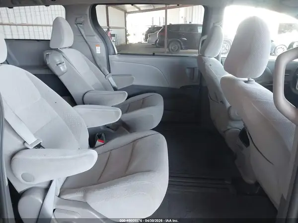 5TDKZ3DC7HS882183 2017 TOYOTA SIENNA - Image 8