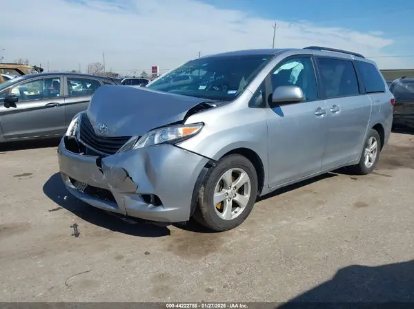 5TDKZ3DC7HS883740 2017 TOYOTA SIENNA - Image 2