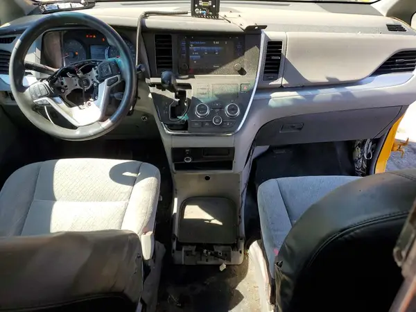 5TDKZ3DC7HS886444 2017 TOYOTA SIENNA - Image 8