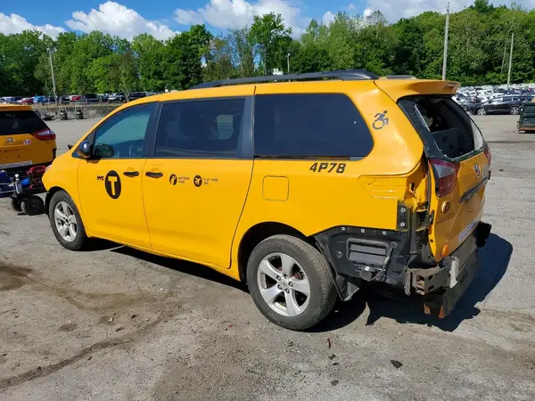5TDKZ3DC7HS886962 2017 TOYOTA SIENNA - Image 2
