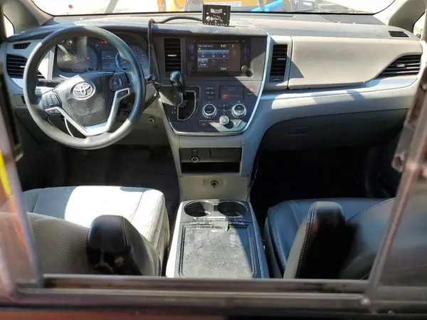 5TDKZ3DC7HS886962 2017 TOYOTA SIENNA - Image 8