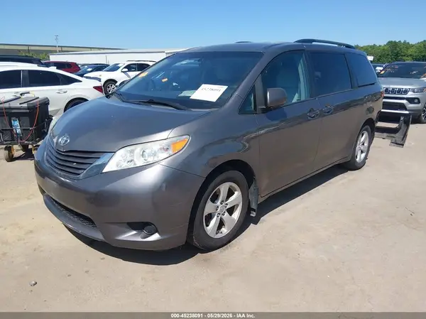 5TDKZ3DC7HS887013 2017 TOYOTA SIENNA - Image 2