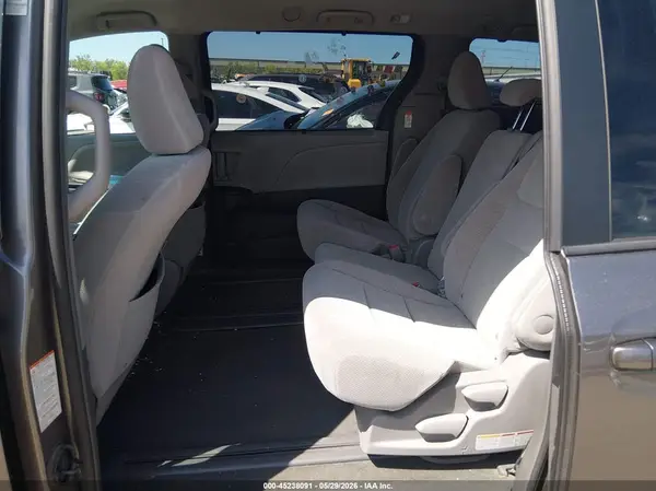 5TDKZ3DC7HS887013 2017 TOYOTA SIENNA - Image 8