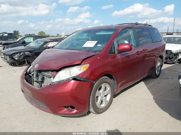 5TDKZ3DC7HS888145 2017 TOYOTA SIENNA - Image 2