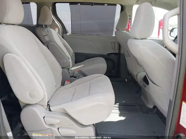 5TDKZ3DC7HS888145 2017 TOYOTA SIENNA - Image 8