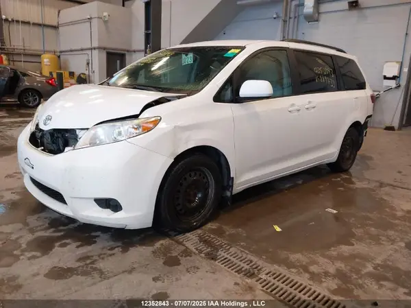 5TDKZ3DC7HS889733 2017 TOYOTA SIENNA - Image 2