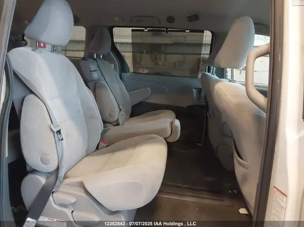 5TDKZ3DC7HS889733 2017 TOYOTA SIENNA - Image 8