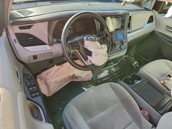 5TDKZ3DC7HS894592 2017 TOYOTA SIENNA - Image 8