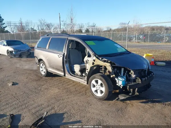 5TDKZ3DC7HS896004 2017 TOYOTA SIENNA - Image 1