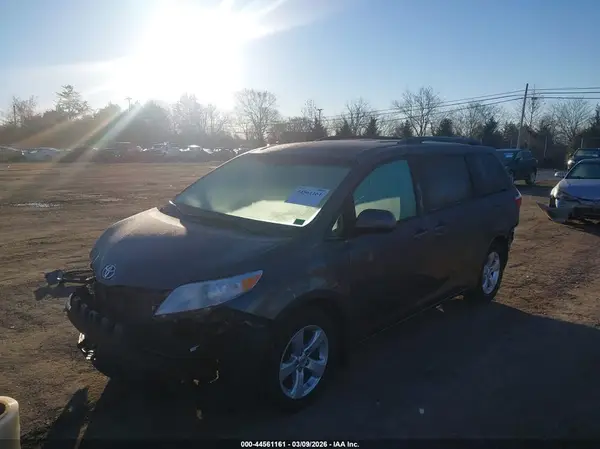 5TDKZ3DC7HS896004 2017 TOYOTA SIENNA - Image 2