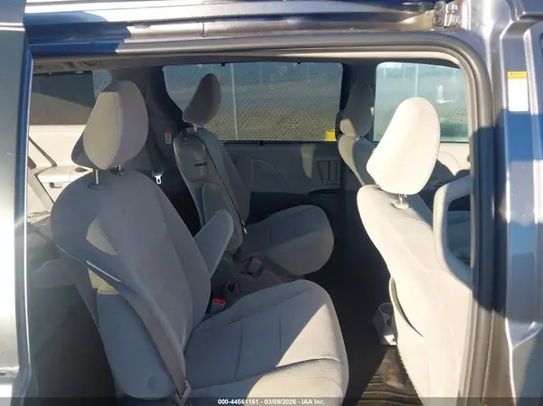 5TDKZ3DC7HS896004 2017 TOYOTA SIENNA - Image 8